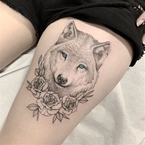 tatuagem feminina de lobo na coxa|Tatuagem de lobo na coxa feminina